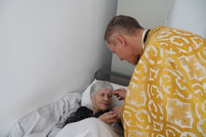 Rugăciuni şi daruri pentru vârstnicii de la Centrul social din localitatea Baldovineşti – fotografia 29