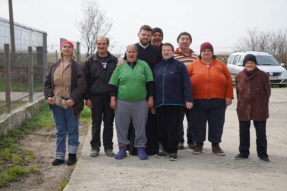 Rugăciuni şi daruri pentru vârstnicii de la Centrul social din localitatea Baldovineşti – fotografia 33