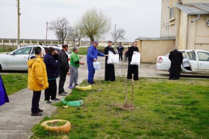 Rugăciuni şi daruri pentru vârstnicii de la Centrul social din localitatea Baldovineşti – fotografia 34