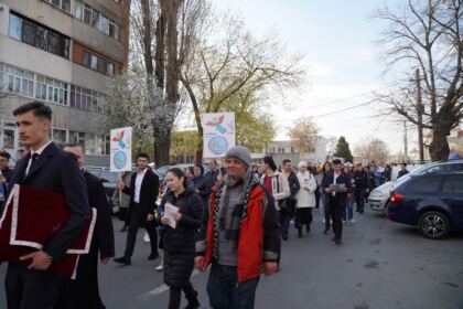 „Marşul pentru viaţă“ în Arhiepiscopia Dunării de Jos – fotografia 5