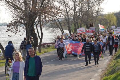 „Marşul pentru viaţă“ în Arhiepiscopia Dunării de Jos – fotografia 5