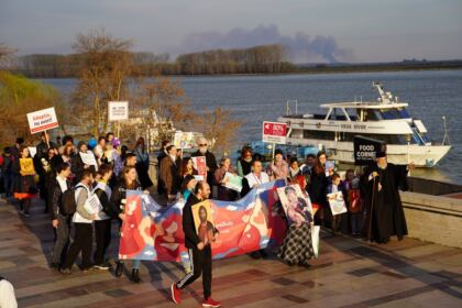 „Marşul pentru viaţă“ în Arhiepiscopia Dunării de Jos – fotografia 12