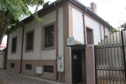 Parohia „Sf. Arhangheli“ din Brăila sprijină constant copiii şi vârstnicii nevoiaşi – fotografia 1