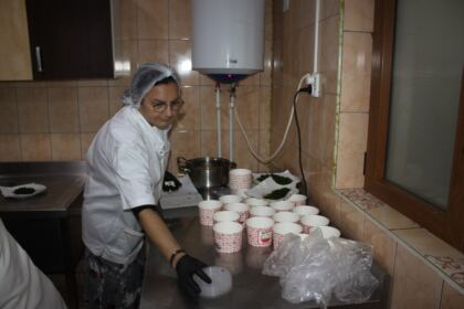 Parohia „Sf. Arhangheli“ din Brăila sprijină constant copiii şi vârstnicii nevoiaşi – fotografia 4