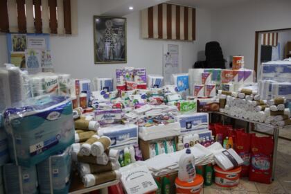 Parohia „Sf. Arhangheli“ din Brăila sprijină constant copiii şi vârstnicii nevoiaşi – fotografia 7