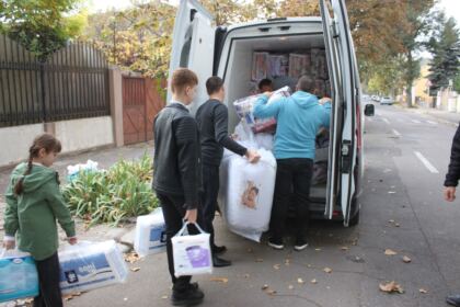Parohia „Sf. Arhangheli“ din Brăila sprijină constant copiii şi vârstnicii nevoiaşi – fotografia 17