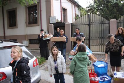 Parohia „Sf. Arhangheli“ din Brăila sprijină constant copiii şi vârstnicii nevoiaşi – fotografia 23