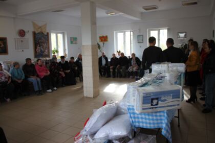 Parohia „Sf. Arhangheli“ din Brăila sprijină constant copiii şi vârstnicii nevoiaşi – fotografia 29