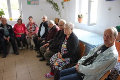 Parohia „Sf. Arhangheli“ din Brăila sprijină constant copiii şi vârstnicii nevoiaşi – fotografia 33