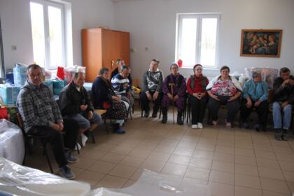 Parohia „Sf. Arhangheli“ din Brăila sprijină constant copiii şi vârstnicii nevoiaşi – fotografia 35