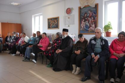 Parohia „Sf. Arhangheli“ din Brăila sprijină constant copiii şi vârstnicii nevoiaşi – fotografia 36