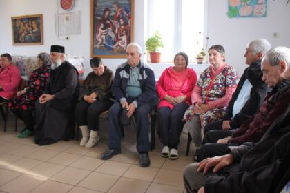 Parohia „Sf. Arhangheli“ din Brăila sprijină constant copiii şi vârstnicii nevoiaşi – fotografia 37