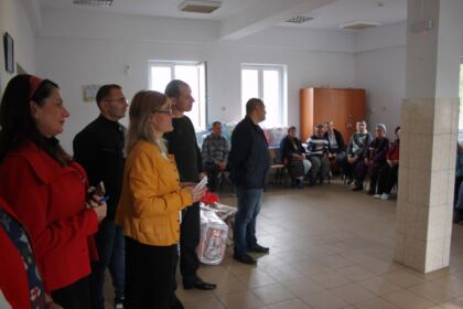 Parohia „Sf. Arhangheli“ din Brăila sprijină constant copiii şi vârstnicii nevoiaşi – fotografia 38