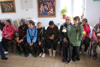 Parohia „Sf. Arhangheli“ din Brăila sprijină constant copiii şi vârstnicii nevoiaşi – fotografia 40