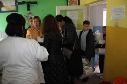 Parohia „Sf. Arhangheli“ din Brăila sprijină constant copiii şi vârstnicii nevoiaşi – fotografia 47