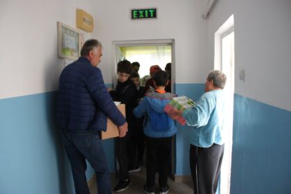 Parohia „Sf. Arhangheli“ din Brăila sprijină constant copiii şi vârstnicii nevoiaşi – fotografia 49