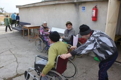 Parohia „Sf. Arhangheli“ din Brăila sprijină constant copiii şi vârstnicii nevoiaşi – fotografia 54