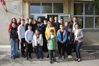 Parohia „Sf. Arhangheli“ din Brăila sprijină constant copiii şi vârstnicii nevoiaşi – fotografia 55
