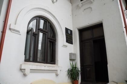 Arhiepiscopia Dunării de Jos continuă sprijinirea elevilor cu ghiozdane şi rechizite şcolare – fotografia 1