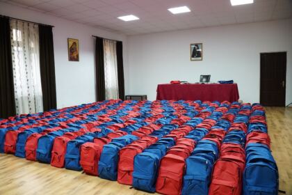 Arhiepiscopia Dunării de Jos continuă sprijinirea elevilor cu ghiozdane şi rechizite şcolare – fotografia 2