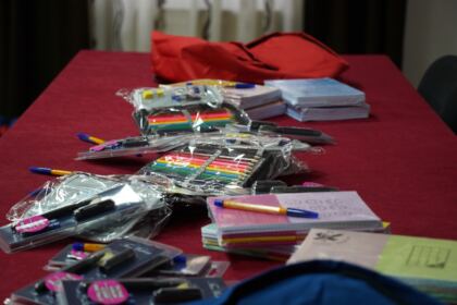 Arhiepiscopia Dunării de Jos continuă sprijinirea elevilor cu ghiozdane şi rechizite şcolare – fotografia 8