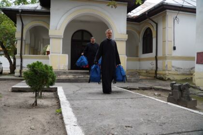 Arhiepiscopia Dunării de Jos continuă sprijinirea elevilor cu ghiozdane şi rechizite şcolare – fotografia 11