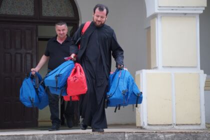 Arhiepiscopia Dunării de Jos continuă sprijinirea elevilor cu ghiozdane şi rechizite şcolare – fotografia 13