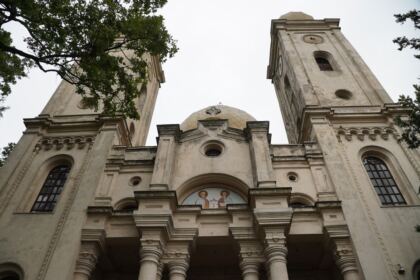 Arhiepiscopia Dunării de Jos continuă sprijinirea elevilor cu ghiozdane şi rechizite şcolare – fotografia 15