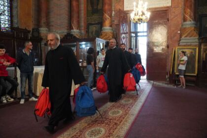 Arhiepiscopia Dunării de Jos continuă sprijinirea elevilor cu ghiozdane şi rechizite şcolare – fotografia 17