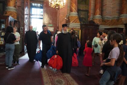 Arhiepiscopia Dunării de Jos continuă sprijinirea elevilor cu ghiozdane şi rechizite şcolare – fotografia 18
