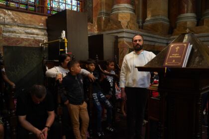 Arhiepiscopia Dunării de Jos continuă sprijinirea elevilor cu ghiozdane şi rechizite şcolare – fotografia 23