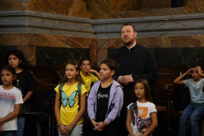 Arhiepiscopia Dunării de Jos continuă sprijinirea elevilor cu ghiozdane şi rechizite şcolare – fotografia 24