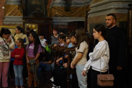 Arhiepiscopia Dunării de Jos continuă sprijinirea elevilor cu ghiozdane şi rechizite şcolare – fotografia 25