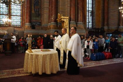 Arhiepiscopia Dunării de Jos continuă sprijinirea elevilor cu ghiozdane şi rechizite şcolare – fotografia 26