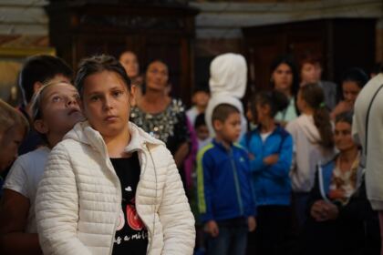 Arhiepiscopia Dunării de Jos continuă sprijinirea elevilor cu ghiozdane şi rechizite şcolare – fotografia 32