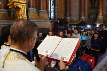 Arhiepiscopia Dunării de Jos continuă sprijinirea elevilor cu ghiozdane şi rechizite şcolare – fotografia 36