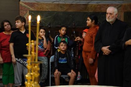 Arhiepiscopia Dunării de Jos continuă sprijinirea elevilor cu ghiozdane şi rechizite şcolare – fotografia 37