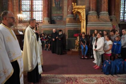 Arhiepiscopia Dunării de Jos continuă sprijinirea elevilor cu ghiozdane şi rechizite şcolare – fotografia 38