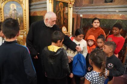 Arhiepiscopia Dunării de Jos continuă sprijinirea elevilor cu ghiozdane şi rechizite şcolare – fotografia 39