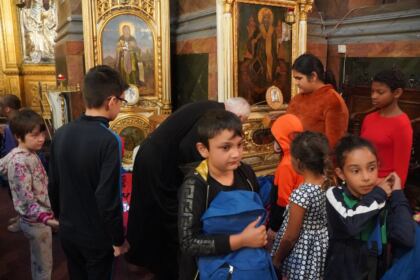 Arhiepiscopia Dunării de Jos continuă sprijinirea elevilor cu ghiozdane şi rechizite şcolare – fotografia 40