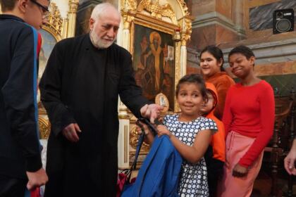 Arhiepiscopia Dunării de Jos continuă sprijinirea elevilor cu ghiozdane şi rechizite şcolare – fotografia 41
