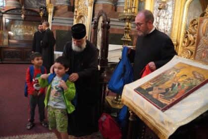 Arhiepiscopia Dunării de Jos continuă sprijinirea elevilor cu ghiozdane şi rechizite şcolare – fotografia 42