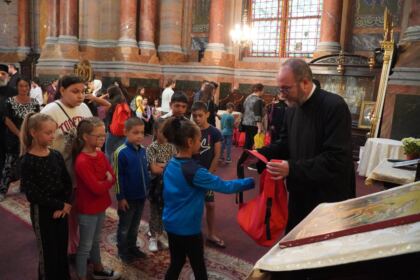 Arhiepiscopia Dunării de Jos continuă sprijinirea elevilor cu ghiozdane şi rechizite şcolare – fotografia 43