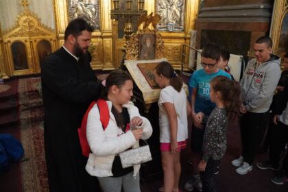 Arhiepiscopia Dunării de Jos continuă sprijinirea elevilor cu ghiozdane şi rechizite şcolare – fotografia 44