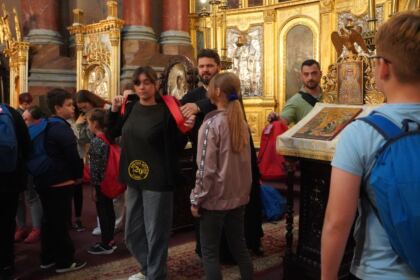 Arhiepiscopia Dunării de Jos continuă sprijinirea elevilor cu ghiozdane şi rechizite şcolare – fotografia 45