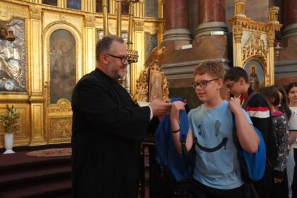 Arhiepiscopia Dunării de Jos continuă sprijinirea elevilor cu ghiozdane şi rechizite şcolare – fotografia 46