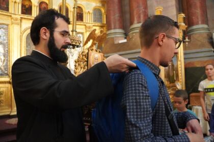 Arhiepiscopia Dunării de Jos continuă sprijinirea elevilor cu ghiozdane şi rechizite şcolare – fotografia 49