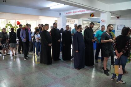 Preoţii şi credincioşii din Arhiepiscopia Dunării de Jos solidari cu semenii aflaţi în suferinţă – fotografia 1