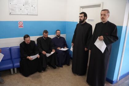 Preoţii şi credincioşii din Arhiepiscopia Dunării de Jos solidari cu semenii aflaţi în suferinţă – fotografia 2