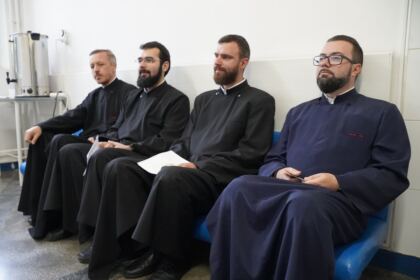 Preoţii şi credincioşii din Arhiepiscopia Dunării de Jos solidari cu semenii aflaţi în suferinţă – fotografia 3